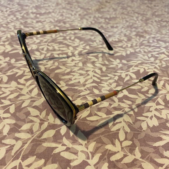 Burberry sunglasses like new